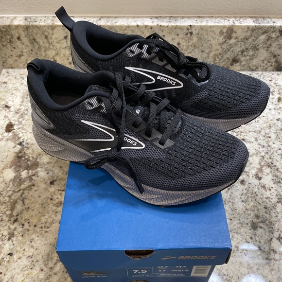 NWT Women's Brooks Levitate 6 Black/Blackened Pearl Running Sneaker (Size 7.5) - Picture 5 of 11